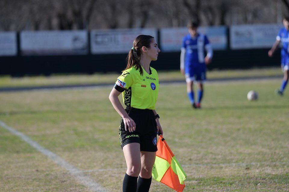 意大利 足球 联赛一球队经理被禁止入场两年，因为将角旗杆塞进裁判裤裆